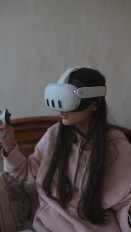 mujer experimentando la realidad virtual