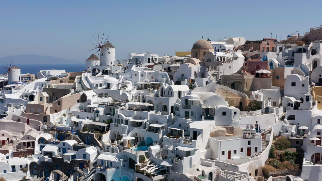 hermoso paisaje urbano de la estructura de la casa encalada en el pueblo de oia, santorini, grecia