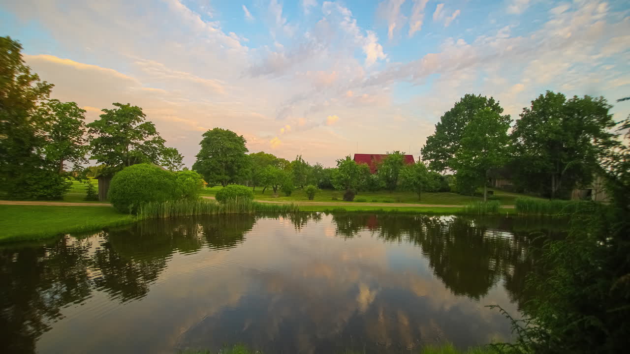 놀라운 장소의 멋진 풍경, 하늘에서 합쳐지는 에테리얼한 구름 형태의 절묘한 타임  ⁇ 스 묘사와 함께