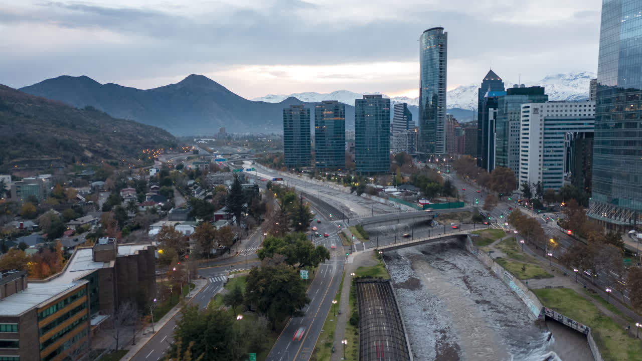 Santiago del Cile Providencia Time Lapse in una mattina d'inverno.