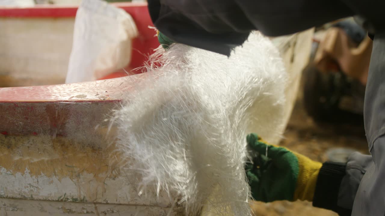 Anpassen der Größe von CSM-Fiberglas für die Reparatur des Heckspiegels von Fischerbooten