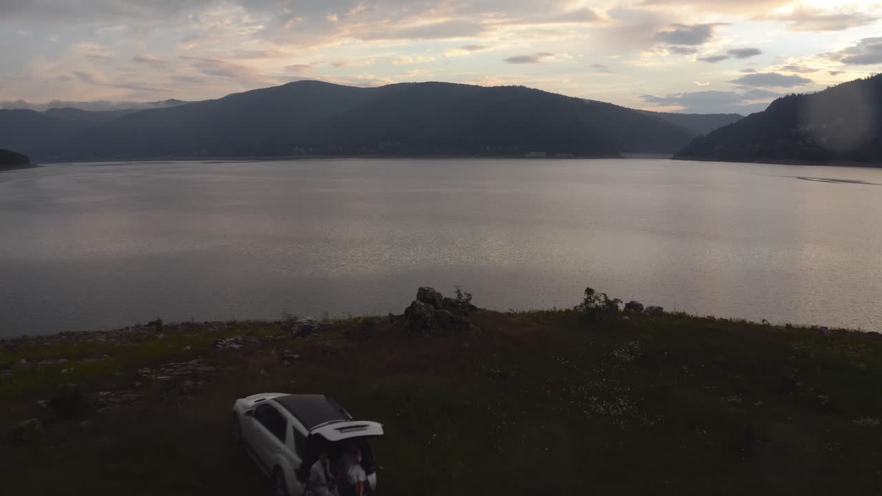 백그라운드에서 아름다운 일몰과 함께 북 마케도니아의 놀랍고 고요한 호수의 무인 항공기보기