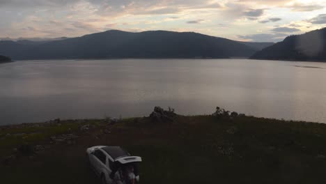 Vista-De-Drones-De-Un-Impresionante-Y-Sereno-Lago-En-El-Norte-De-Macedonia-Con-Una-Hermosa-Puesta-De-Sol-En-El-Fondo