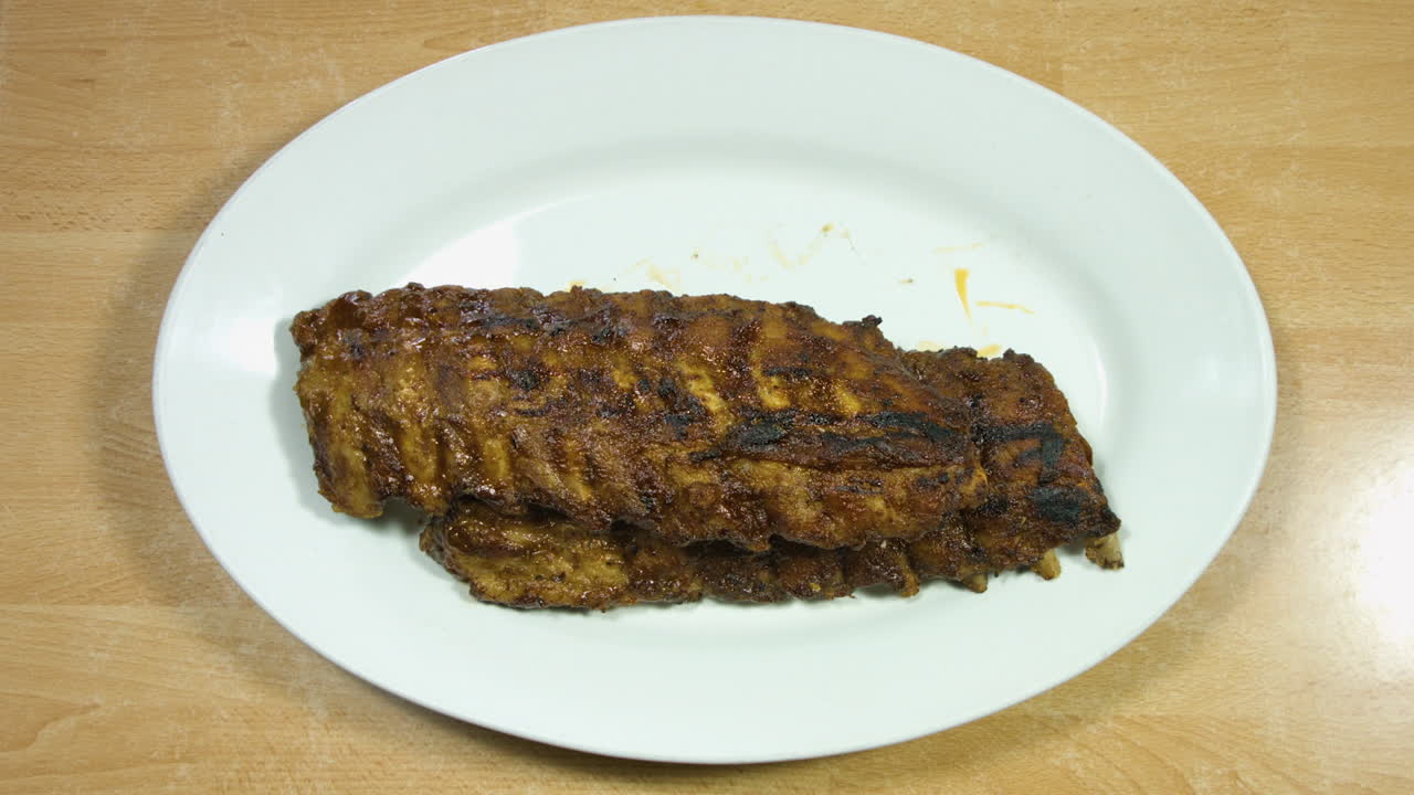 parte superior, toma constante de bistec de costillas a la barbacoa de cerdo a la parrilla con guarnición