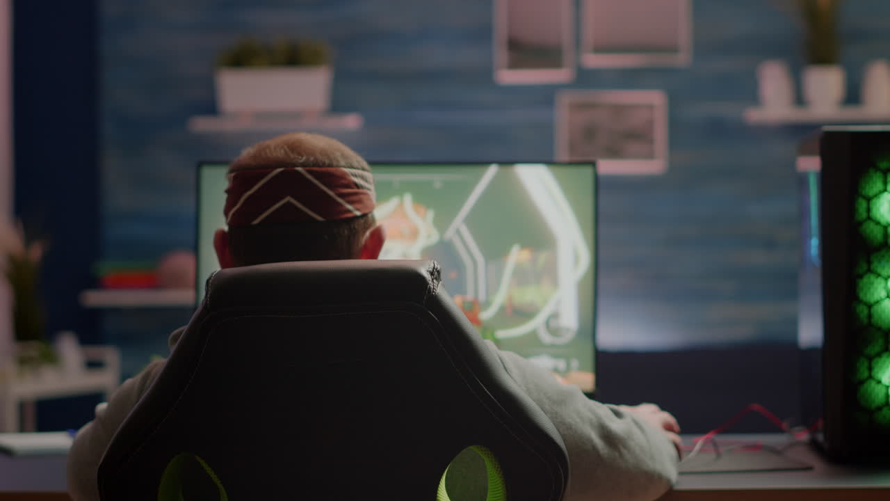 vista posterior de un jugador profesional probando nuevos gráficos de un videojuego de fps
