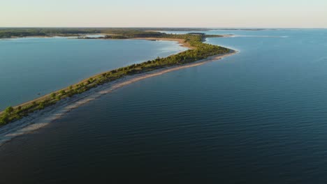 Belleza-Costera-De-La-Isla-Hiiumaa:-Majestuoso-Istmo-Desde-Arriba---Imágenes-De-Drones-4k