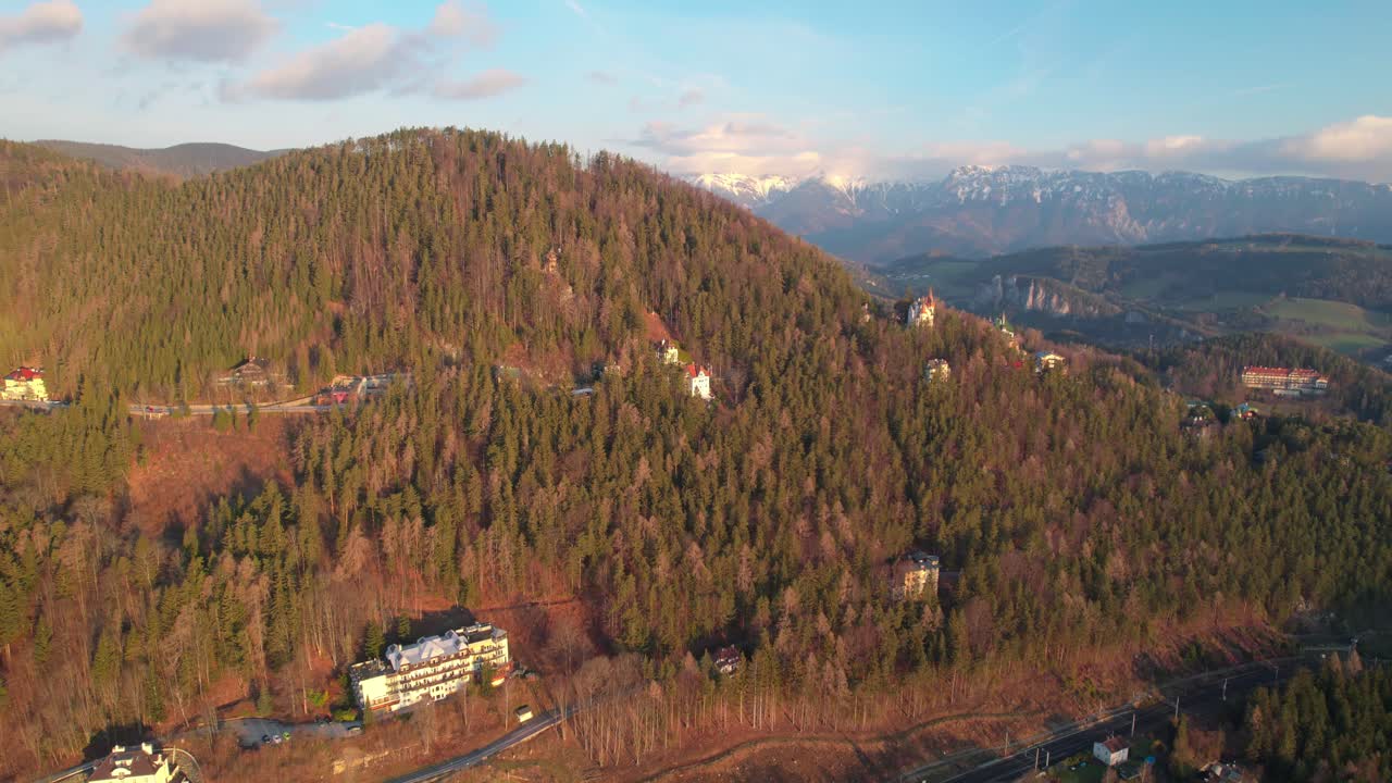 asombrosa toma aérea del paisaje forestal de las montañas de austria en semmerling, hora dorada