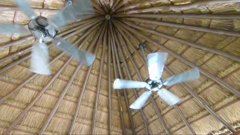 Dos-Ventiladores-De-Techo-Girando-Rápido-En-Un-Balneario