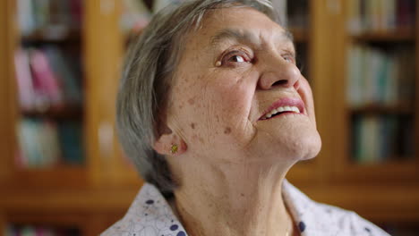 mujer mayor con alzhéimer