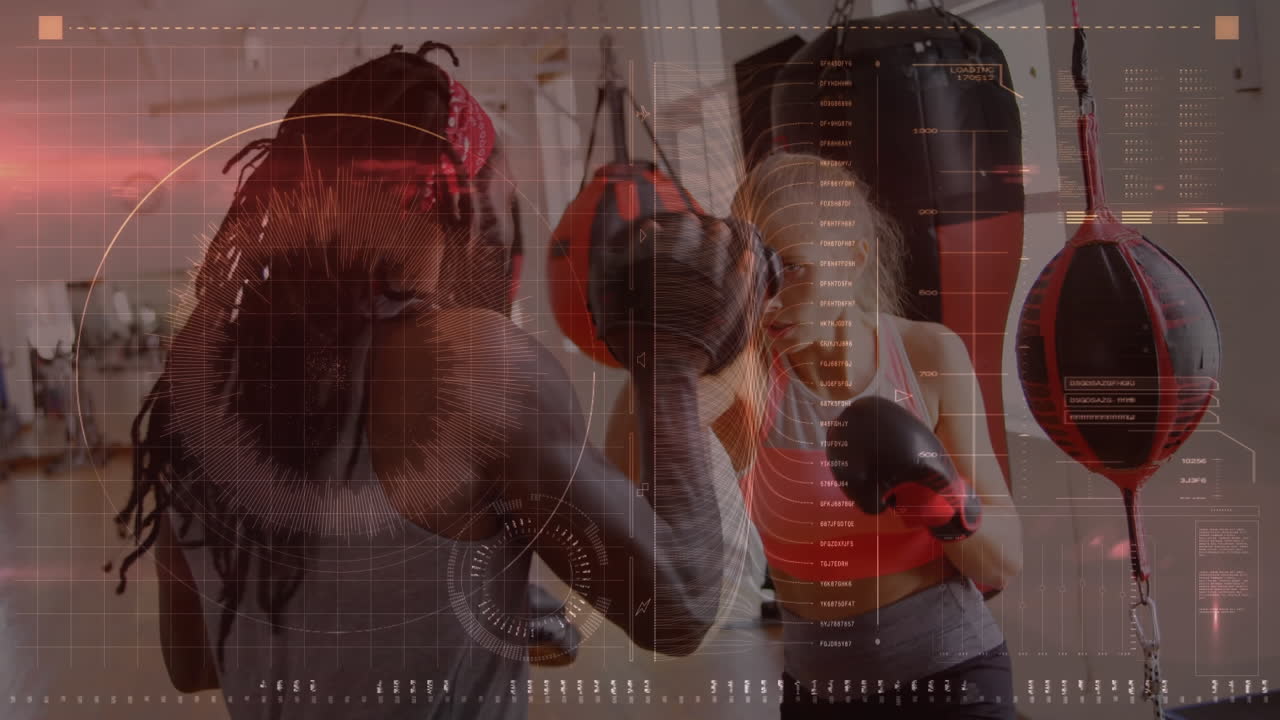 체육관에서 남성 코치와 함께 여성 권투에 대한 데이터 처리 애니메이션