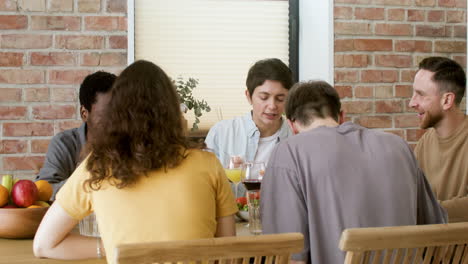 freunde essen drinnen zu mittag.