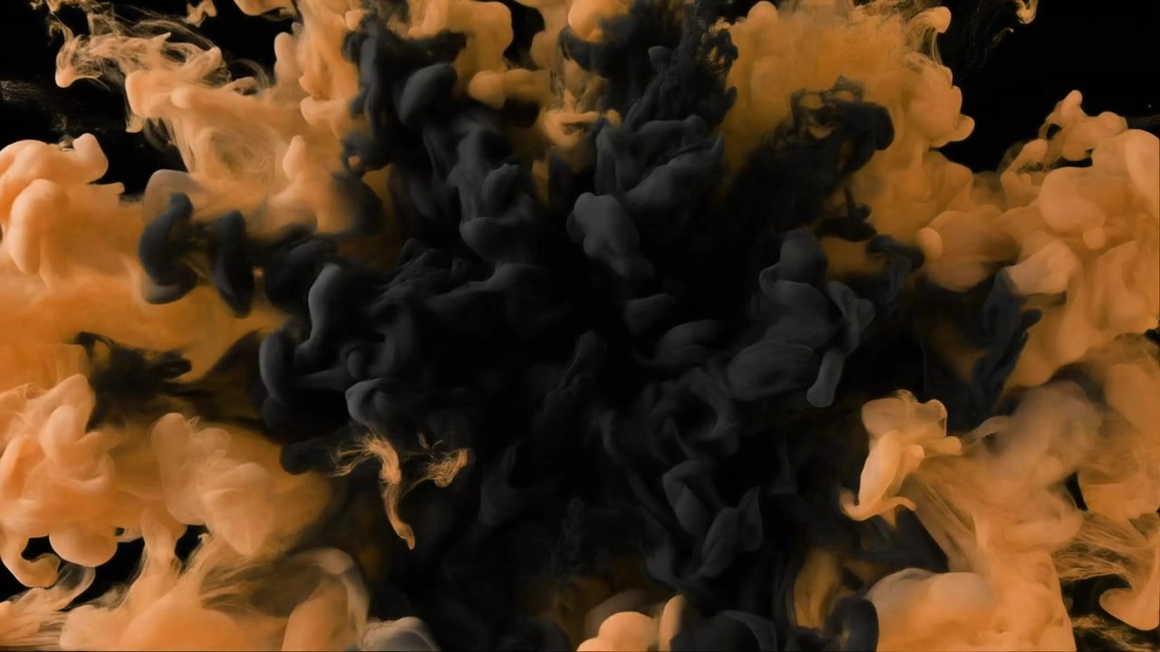 Esplosione di inchiostro nero e arancione nell'acqua