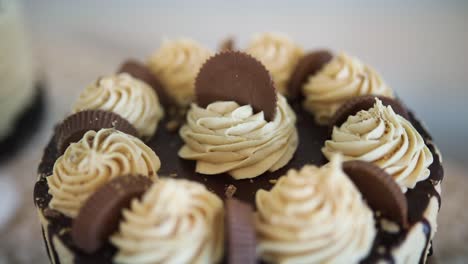 Taza-De-Mantequilla-De-Maní-Y-Pastel-De-Bodas-De-Chocolate-De-Cerca