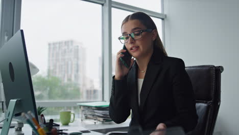 La-Directora-Ejecutiva-Femenina-Analiza-El-Primer-Plano-De-Los-Problemas-Comerciales-De-La-Telefonía-Móvil.-Agente-De-Ventas-Preocupado