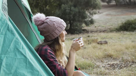 chica de camping con sombrero de punto cálido