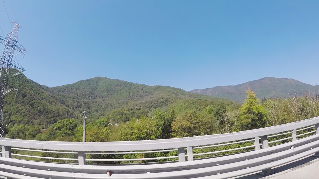 전력 선과 함께 산악 고속도로 풍경