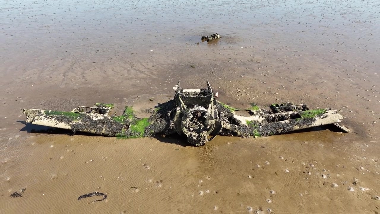 Relitto di aereo degli anni '40 su un banco di fango del Lough Foyle con la bassa marea