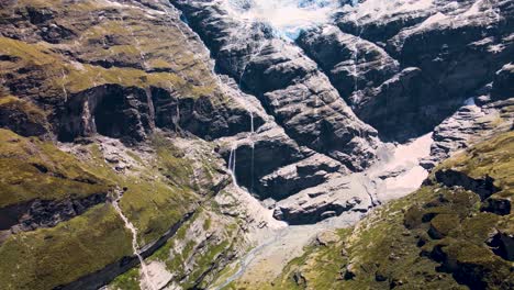 Paraíso-De-Glaciares-Que-Se-Derriten-Y-Cascada