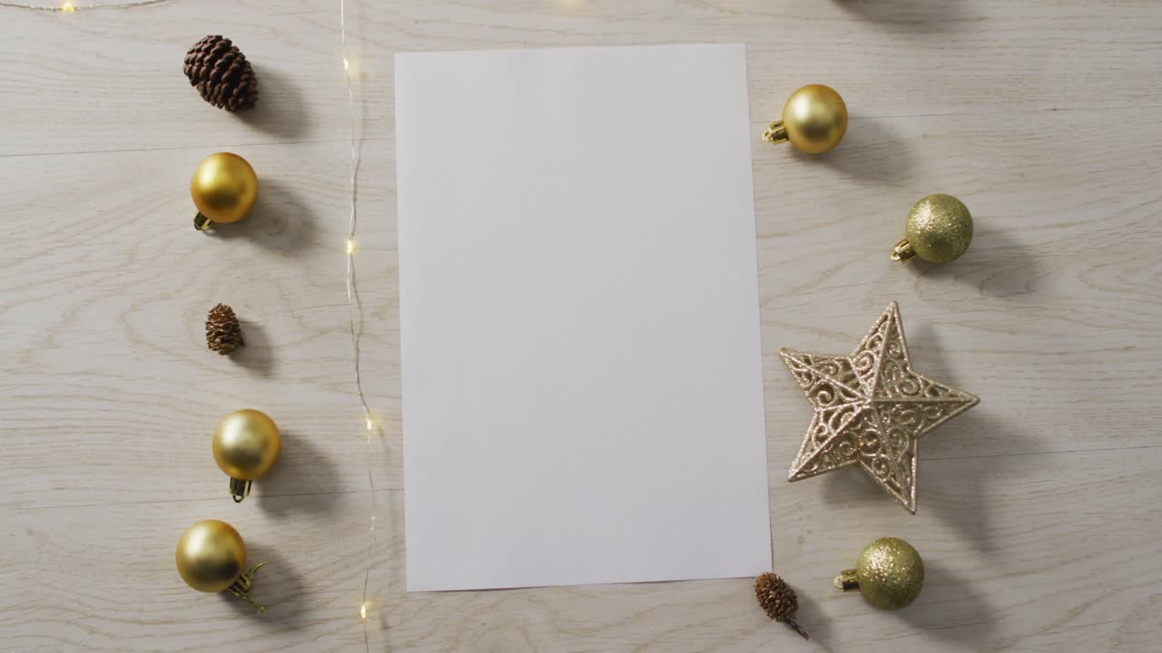 video de decoraciones de navidad con tarjeta blanca y espacio de copia en fondo de madera