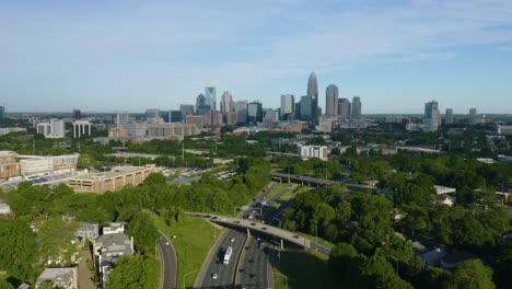 autos fahren auf der autobahn mit charlotte, skyline im hintergrund