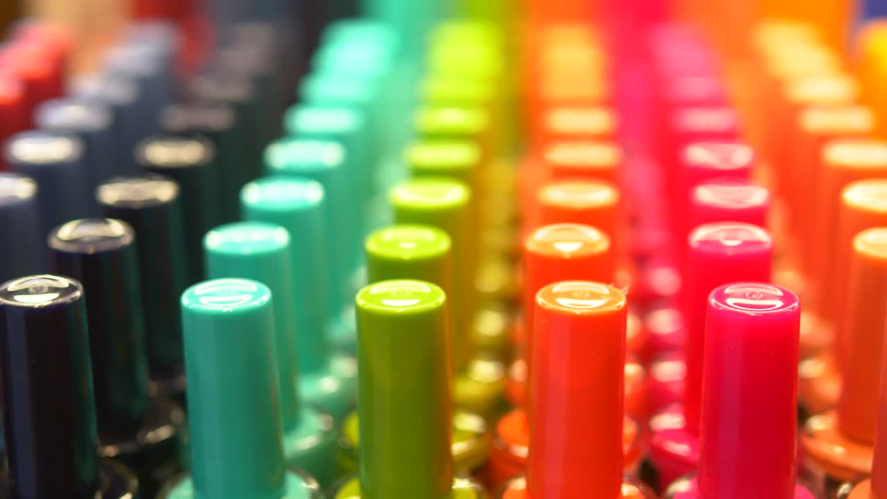 exhibición de esmalte de uñas colorido