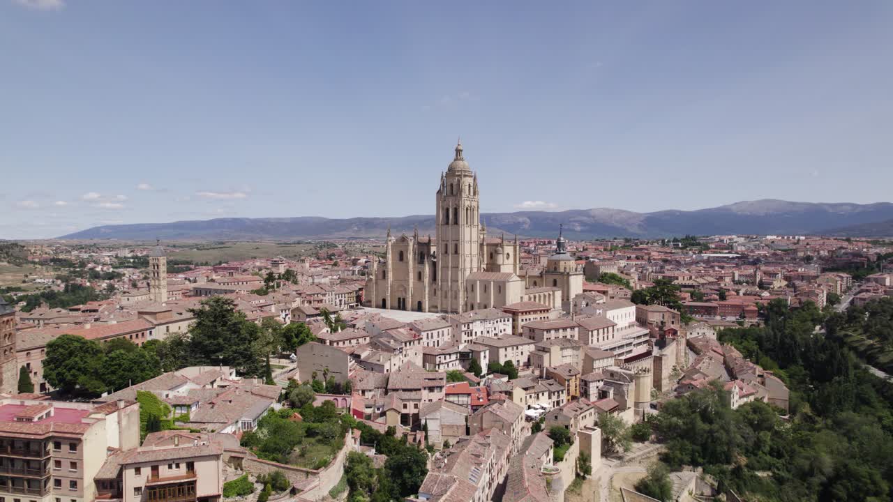 amplia vista frontal de la catedral de segovia, que se eleva sobre la hermosa ciudad