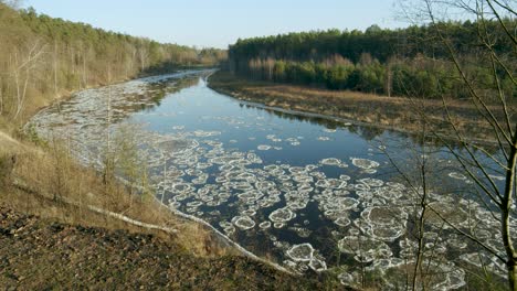 Trozos-De-Hielo-Yendo-Río-Abajo-Río-Abajo-En-El-Soleado-Día-De-Invierno