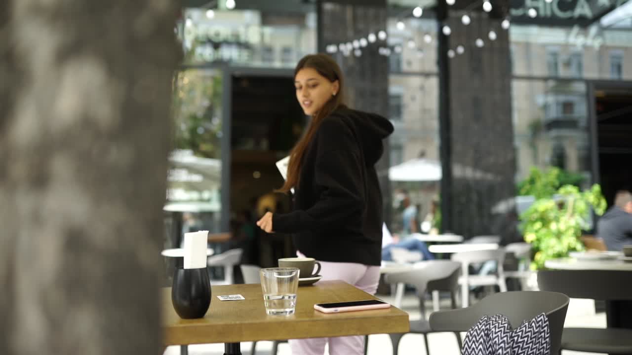 카페에서 노트북을 쓰고 있는 여자