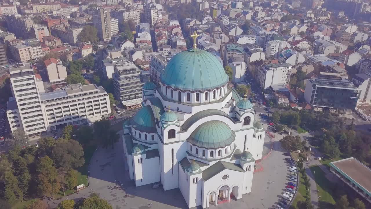 toma aérea ascendente de 4k del templo ortodoxo de san sava en serbia