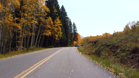 Imágenes-Pov-De-Conducir-En-Las-Montañas-Rocosas-De-Colorado-En-La-Temporada-De-Otoño