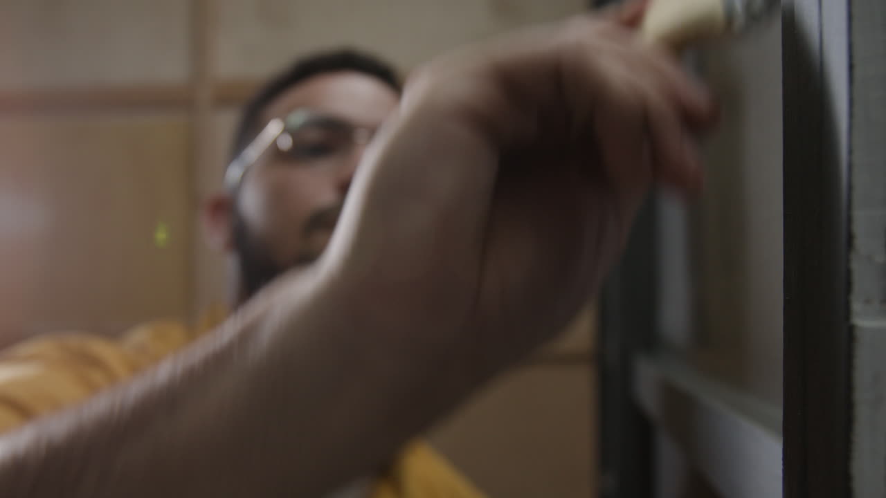 una persona pintando una pared