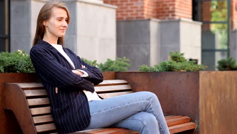 mujer de negocios seria sentada fuera de la oficina en el banco