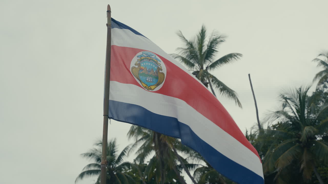 Bandeira da Costa Rica tremulando ao vento