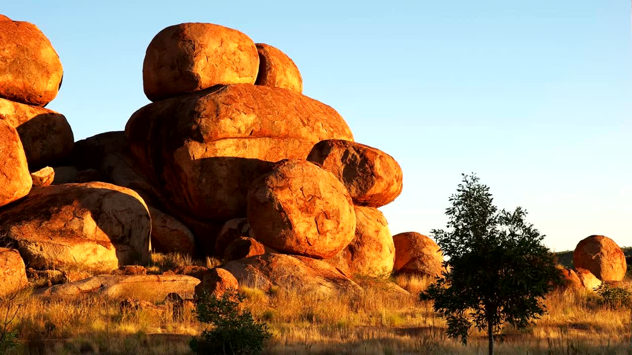 데빌스 마블 (devils marbles) 카루 카루 (karlu karlu)
