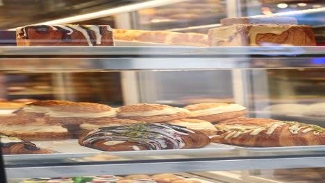 variedad de pasteles en una vitrina de panadería