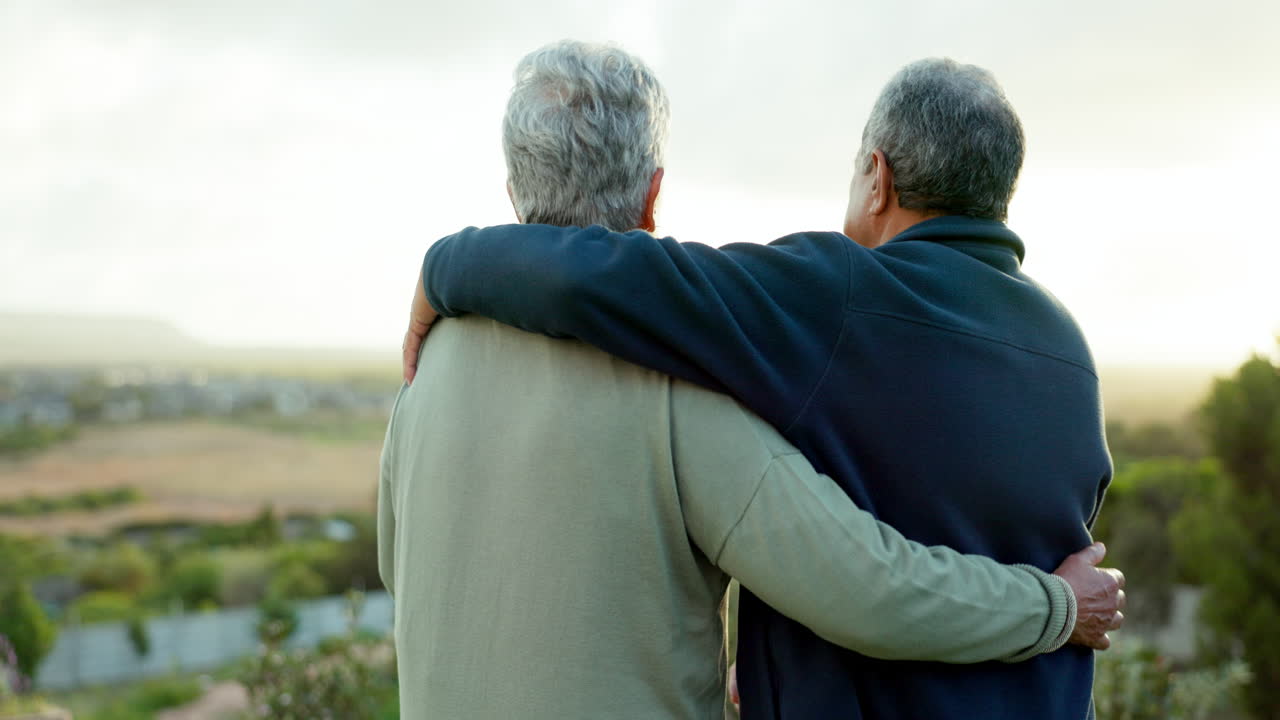 Amore, escursionismo e abbraccio di una coppia anziana nella natura