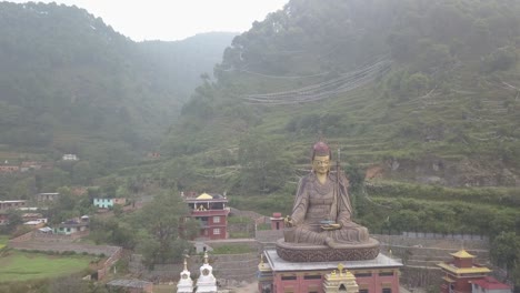 vista del templo de la estatua de guru padmasambhava, valle de katmandu, nepal - 16 de octubre de 2017