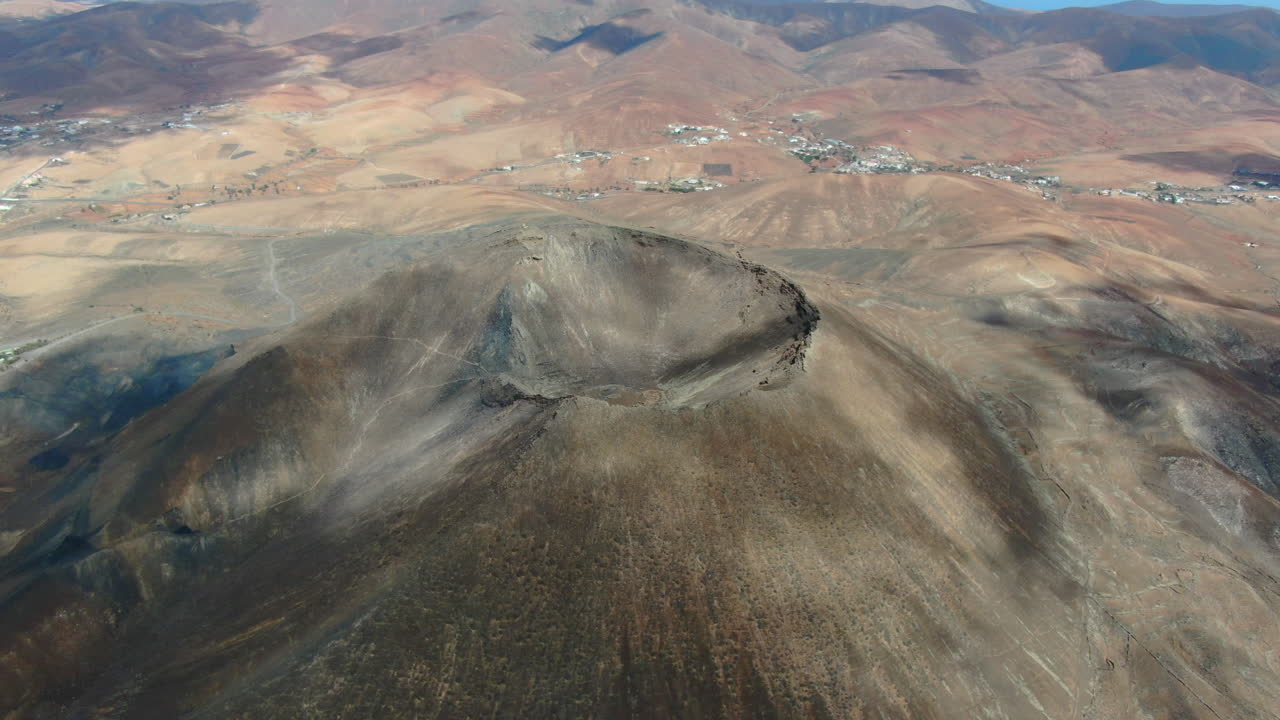 drone shot sobre los volcanes bayuyo es un conjunto de conos volcánicos que entraron en erupción al mismo tiempo, siguiendo una línea casi recta