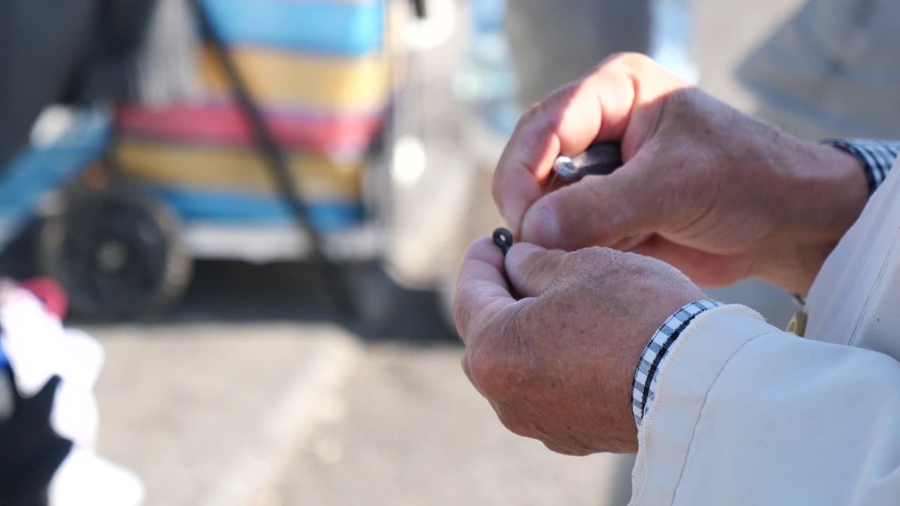 hombre anciano trabajando con un objeto pequeño