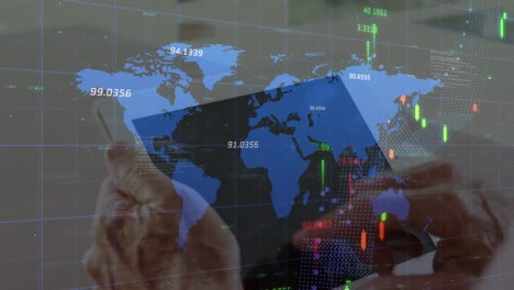 animación de datos financieros y gráficos sobre las manos de un hombre caucásico usando una tableta