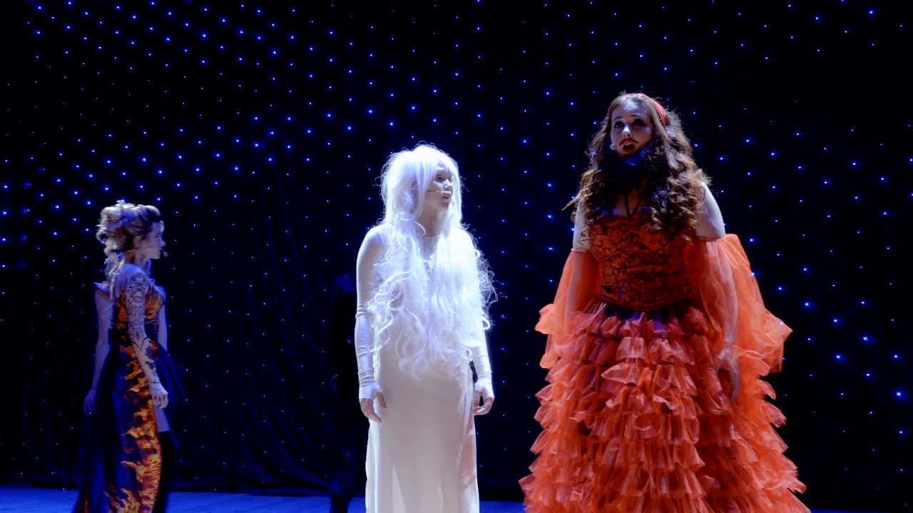 세 명의 특이한 소녀들은 사회에서 그들의 힘든 삶에 대해 슬픈 노래를 부릅니다.