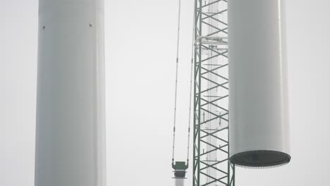 proceso de construcción de una turbina eólica, izado de una pala generadora de energía eléctrica con una grúa, aún tiro