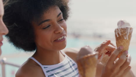 Hermosas-Mujeres-Comiendo-Helado-En-La-Playa-Amigas-Disfrutando-De-Un-Delicioso-Servicio-Suave-Relajándose-En-Un-Cálido-Día-De-Verano-Imágenes-De-4k