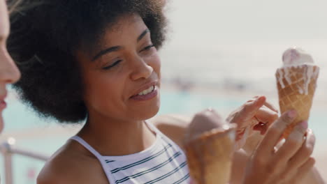 mujeres hermosas comiendo helado en la playa amigas disfrutando de un delicioso servicio suave relajándose en un cálido día de verano imágenes de 4k