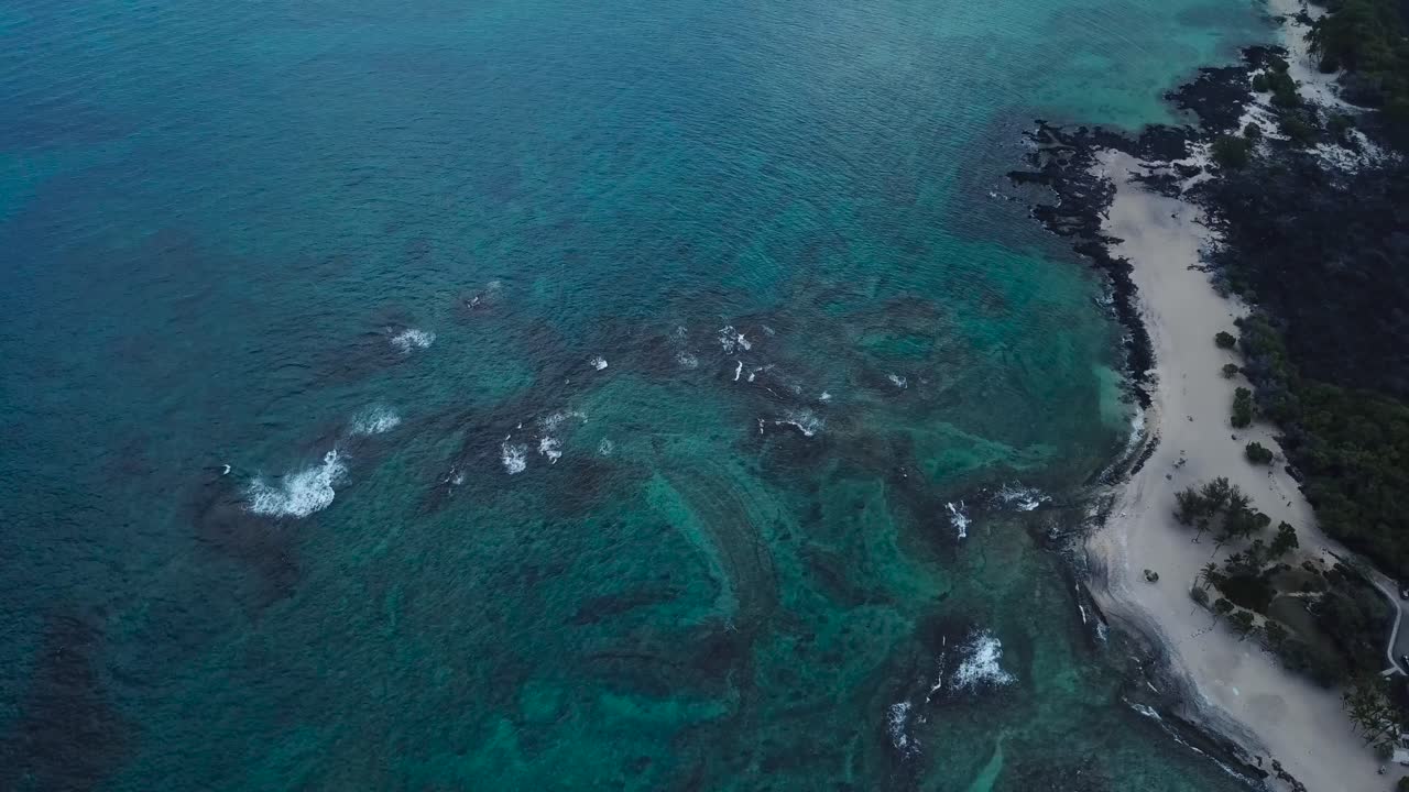 la gran isla de hawai'i alberga hermosos contrastes de negro, verde y azul, todo visto desde arriba-8