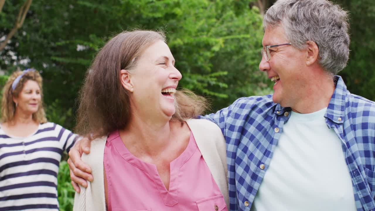 행복한 백인 여성과 남성 고령 친구들이 정원에서 포옹하는 애니메이션