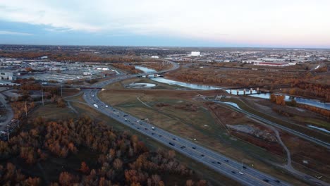 hermosos naranjos de otoño que rodean la autopista deerfoot en calgary, alberta