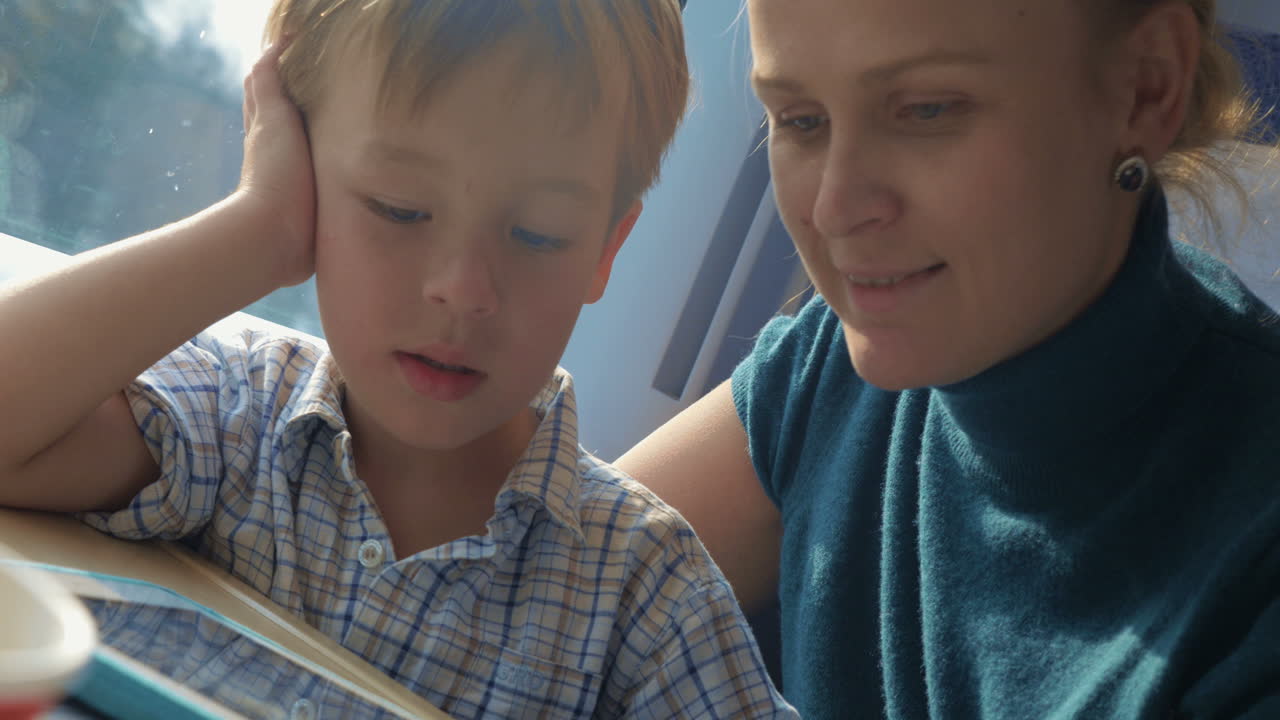 그들은 기차 여행 중에 결코 지루하지 않습니다.