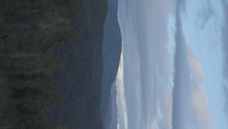 Ein-Atemberaubender-Blick-Auf-Die-Berge,-Wälder-Und-Den-Himmel-In-„Cordillera-De-Los-Andes“,-Patagonien,-Argentinien