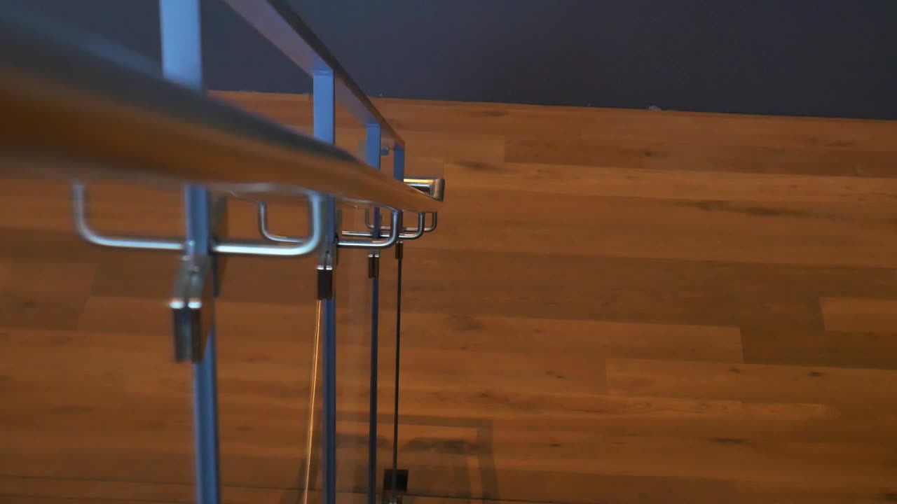 disparo de la barandilla de la escalera en un nuevo edificio